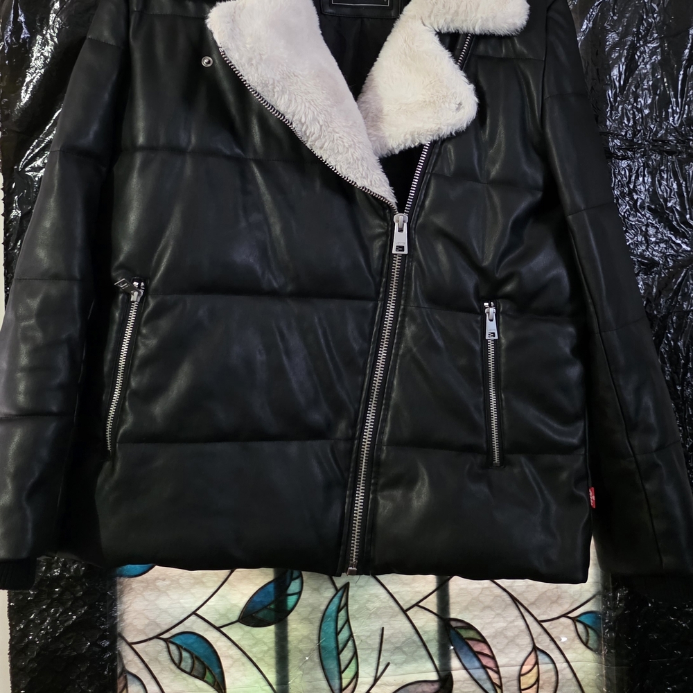 Elegant Black Puffer Jacket with Cream Collar
